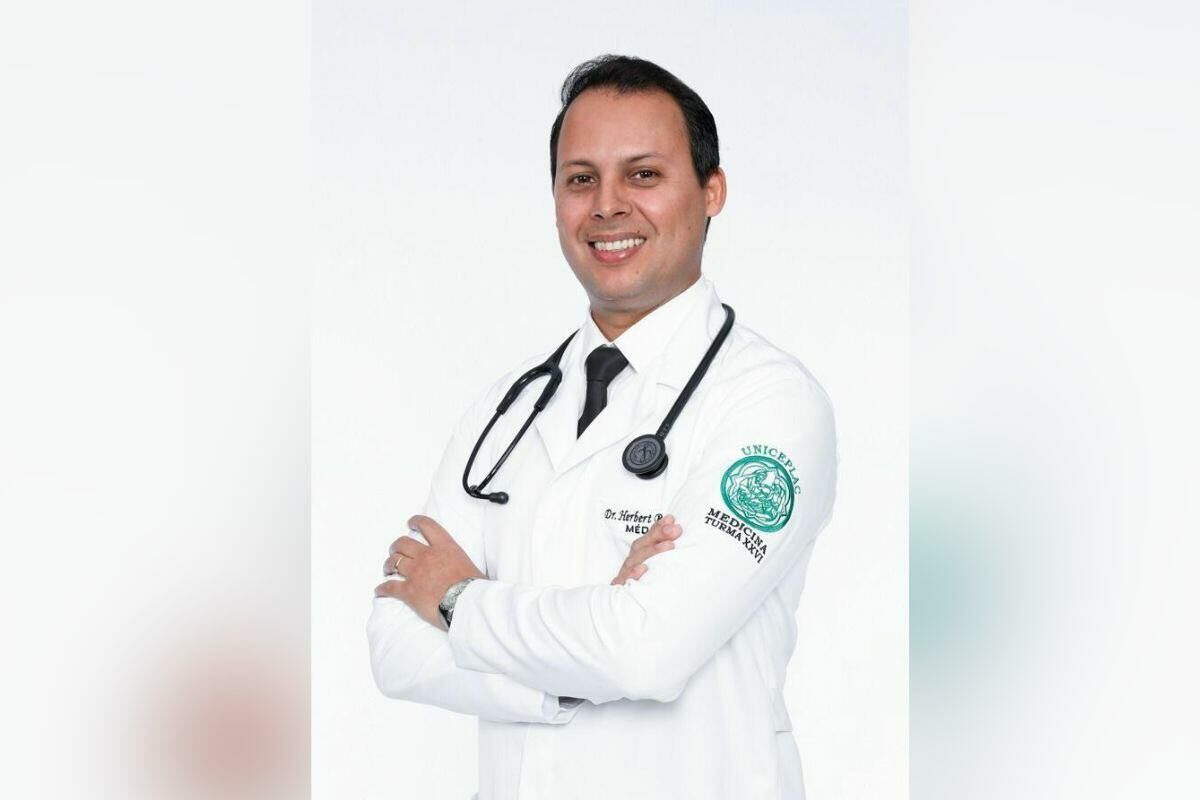 Imagem de compartilhamento para o artigo Dia do Médico: Dr. Herbert Bassi destaca que o papel dos médicos vai muito além do diagnóstico e tratamento da MS Todo dia